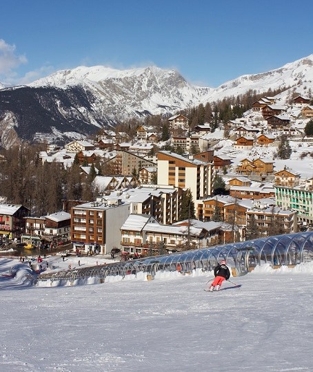 Intérieur chaleureux du restaurant L'Après-ski à Valberg